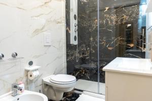 Ένα μπάνιο στο Luxury Apartments By Anna