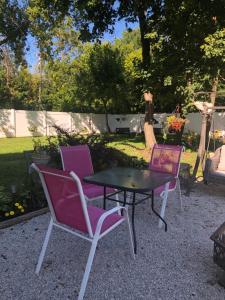 Dos sillas y una mesa en un patio. en Suite Serenity, en Cleveland