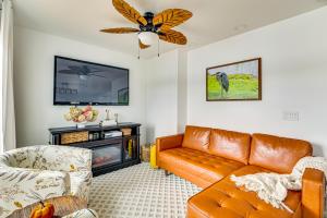 Χώρος καθιστικού στο Winter on the Water Warm and Cozy Thompson Retreat!