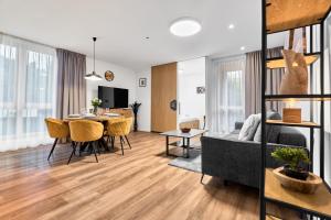 una sala de estar con una mesa y un sofá en Kopřiva by Mountain ways, en Abertamy