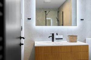 un baño con lavabo y espejo en Kopřiva by Mountain ways, en Abertamy 20 fotos más