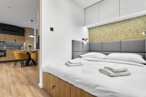 Un dormitorio con una cama grande con toallas. en Kopřiva by Mountain ways, en Abertamy