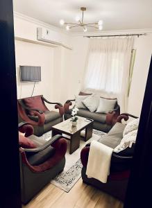 Sheikh ZayedにあるParadise -Sheikh Zayed Residenceのソファとテーブルのあるリビングルーム