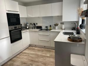Dapur atau dapur kecil di Amersham House - sleeps 6, pets free