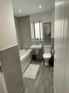Bilik mandi di Amersham House - sleeps 6, pets free