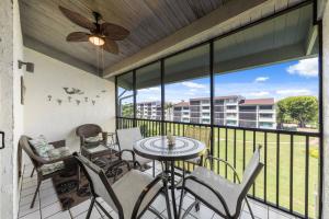 Un patio con una mesa y sillas en un balcón. en Island Retreat Loggerhead Cay 443, en Sanibel