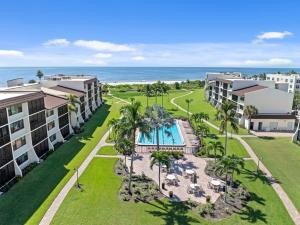 Una vista aérea de un resort con piscina y palmeras. en Island Retreat Loggerhead Cay 443, en Sanibel