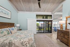 Un dormitorio con una cama y una mesa y sillas. en Island Retreat Loggerhead Cay 443, en Sanibel 56 fotos más