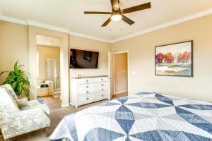 Μια τηλεόραση ή/και κέντρο ψυχαγωγίας στο 6 Mi to Dtwn Reno Mtn-View Retreat with Fireplace!