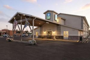 un gran edificio con una bandera en un aparcamiento en SureStay Hotel by Best Western Twin Falls, en Twin Falls