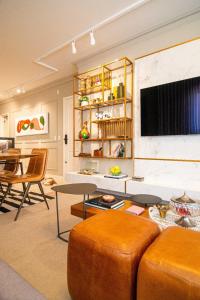 Μια τηλεόραση ή/και κέντρο ψυχαγωγίας στο Apartamento de luxo no coração da Pedra Branca