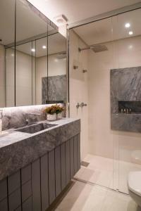 Ένα μπάνιο στο Apartamento de luxo no coração da Pedra Branca