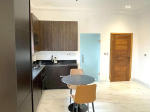 Кухня или мини-кухня в Cozy Studio in North Legon Accra
