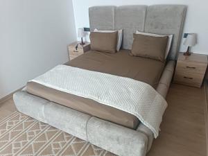 duże łóżko z dużym zagłówkiem w sypialni w obiekcie Élégant appartement moderne au cœur d Agadir Bay w mieście Agadir