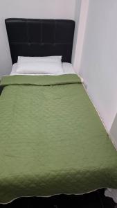 Bett in einem Zimmer mit grüner Decke in der Unterkunft Apartamento Moderno Margarita in El Valle del Espíritu Santo + 10 Fotos