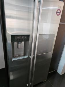 einem Kühlschrank aus Edelstahl mit Wasserspender in der Unterkunft Apartamento Moderno Margarita in El Valle del Espíritu Santo