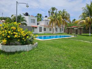 a house with a yard with a swimming pool at Departamento en la Huertas in Barrio Nuevo