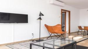 LʼHuezにあるChalet Fontaines Huezのリビングルーム(ガラステーブル、テレビ付)
