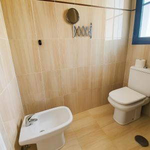 ein Badezimmer mit Toilette und Waschbecken in der Unterkunft VILLA BARRACUDA - "Seaview 3min walk to the beach" in Playa Blanca + 9 Fotos
