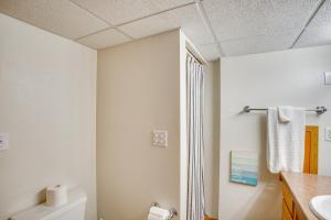 une salle de bain avec toilettes et lavabo dans l'établissement Waterfront Fond du Lac Home on DeNeveu Lake!, à Fond du Lac 33 autres photos