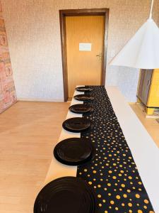 a row of black plates sitting on a table at Traumhaft schöne Unterkunft am Elbe Radweg, See 