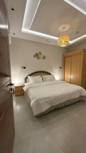 Postel nebo postele na pokoji v ubytování شقة أنيقة بغرفتين نوم - الطائف