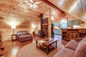 Χώρος καθιστικού στο Hot Tub Haven 10 Mi to Hocking Hills State Park!