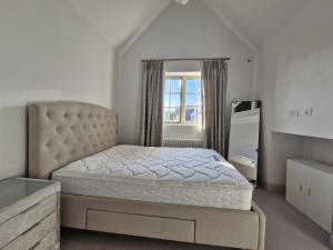 Postel nebo postele na pokoji v ubytování Luxury 5Bed Gated Home in High Beech