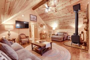 Μια τηλεόραση ή/και κέντρο ψυχαγωγίας στο Hot Tub Haven 10 Mi to Hocking Hills State Park!