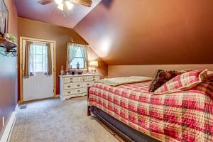 Ένα ή περισσότερα κρεβάτια σε δωμάτιο στο Hot Tub Haven 10 Mi to Hocking Hills State Park!