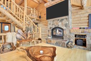Una sala de estar con chimenea en una cabaña de troncos en Steamboat Bear Den, en Steamboat Springs