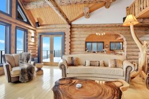 una sala de estar con un sofá y una mesa en Steamboat Bear Den, en Steamboat Springs 68 fotos más