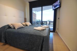 Posteľ alebo postele v izbe v ubytovaní RNET - Apartments Roses Port Trebol + 37 fotografií