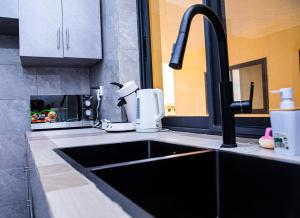 encimera de cocina con fregadero y batidora en Calm loft - Fidjrosse 5min plage, en Cotonou 12 fotos más