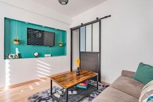 a living room with a couch and a table at El verde in Épernay