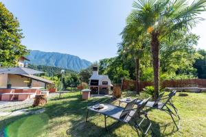 Nespecifikovaný výhled na hory nebo výhled na hory při pohledu z prázdninového domu