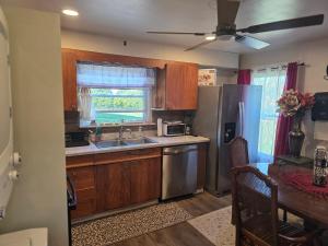Η κουζίνα ή μικρή κουζίνα στο Hidden and comfortable home away from home