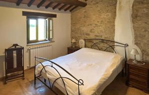 Ένα ή περισσότερα κρεβάτια σε δωμάτιο στο 2 Bedroom Cozy Apartment In Arcidosso