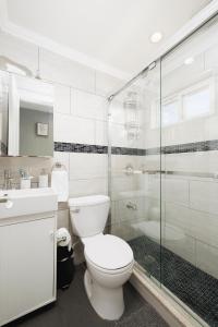 Bilik mandi di The Green Oasis Duplex 12 minutes away from JFK +8 gambar