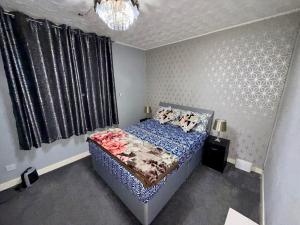 Ένα ή περισσότερα κρεβάτια σε δωμάτιο στο Likewise Modern Two bedrooms Home for 4 in Glasgow Area