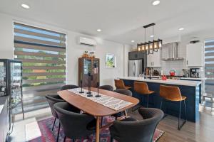 Kuchyň nebo kuchyňský kout v ubytování The Rooftop - Columbia City Retreat - Free Parking & EV Point