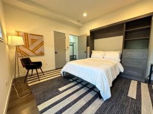 Postel nebo postele na pokoji v ubytování The Rooftop - Columbia City Retreat - Free Parking & EV Point