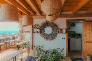 イムスワンにあるPalmsurfmoroccoのテーブルとダイニングルームのあるリビングルーム