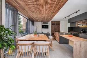 cocina y comedor con techo de madera en Morph 501 - Spacious Cozy Apt Poblado/BBQ/Jacuzzi, en El Poblado