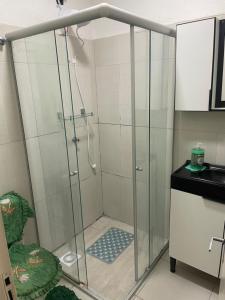 eine Dusche mit Glastür im Badezimmer in der Unterkunft Apartamento inteiro in Porto Alegre + 24 Fotos