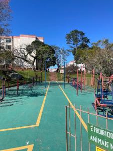 ein leerer Spielplatz in einem Park in der Unterkunft Apartamento inteiro in Porto Alegre
