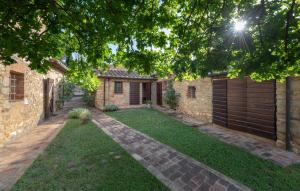 a yard with a stone house with a fence at Pet Friendly Apartment In Casole D'elsa With Wifi in Gallena