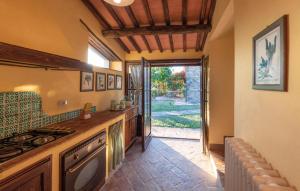 a kitchen with a stove and a door to a yard at Pet Friendly Apartment In Casole D'elsa With Wifi in Gallena