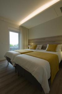 twee bedden in een hotelkamer met een raam bij Rosa Garden Retreat in São Roque +36 foto's