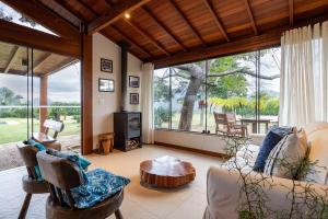 Ruang duduk di Casa Alto Itaipava vista incrível, piscina e hidro